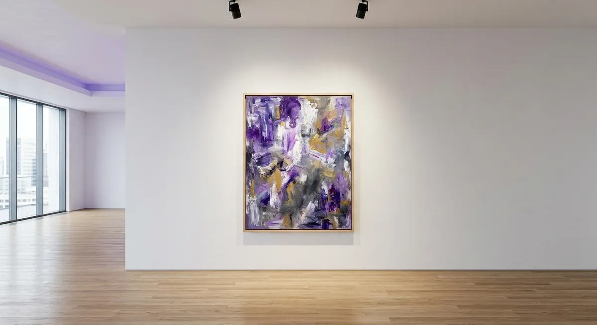 Tableau encadré accroché sur un grand mur blanc de galerie lumineuse
