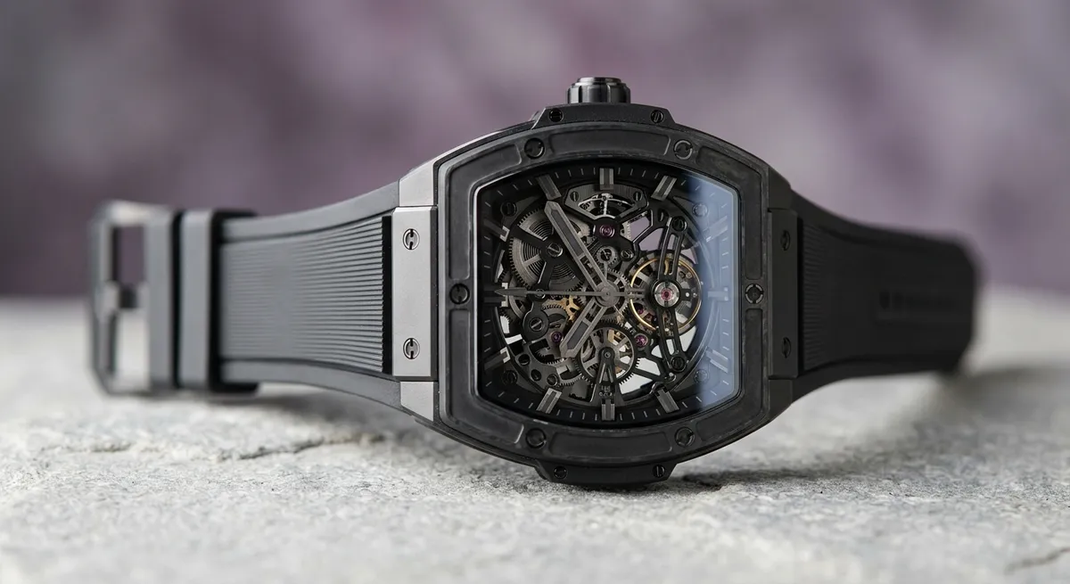 Montre de sport haute technologie au boîtier tonneau composite, gros plan sur fond épuré